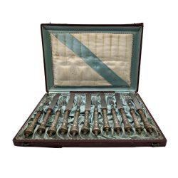 Étkészlet-dobozban 