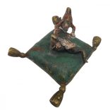 Bécsi Bronz Manó Párnán Ülő