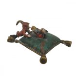 Bécsi Bronz Manó Párnán Ülő