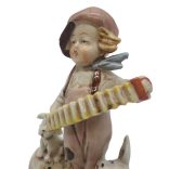 Harmonikázó Kisfiú Porcelán Kutyákkal
