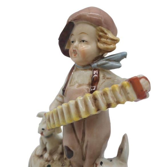 Harmonikázó Kisfiú Porcelán Kutyákkal