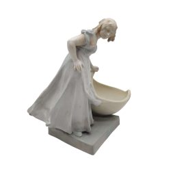Porcelán Vizet Merítő Nő
