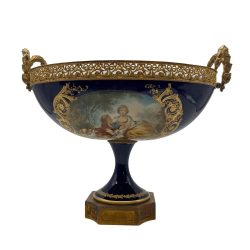 Sevres Kínáló Idillikus Jelenettel