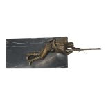 Bronz fekvő katona fegyverrel