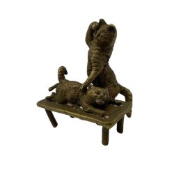 Bécsi bronz "macska masszázs" kisplasztika