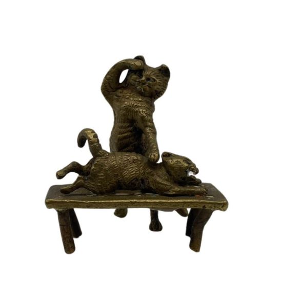 Bécsi bronz "macska masszázs" kisplasztika