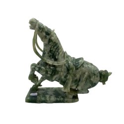 Jade lovas szobor