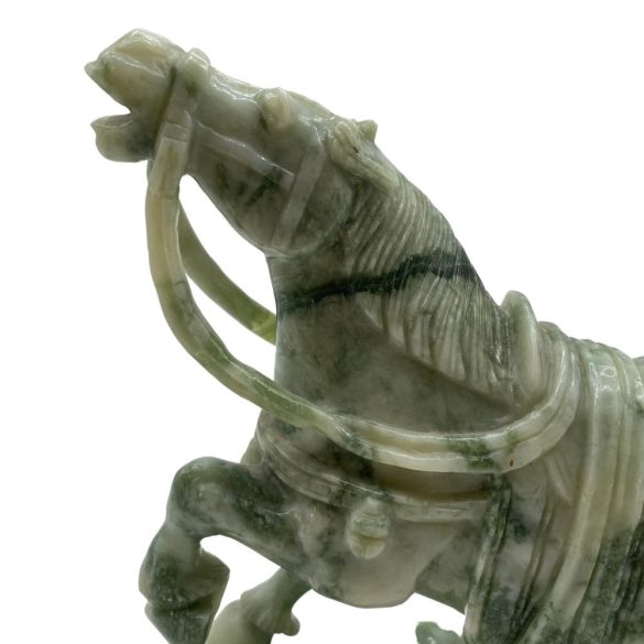 Jade lovas szobor- sérült 3 mm-