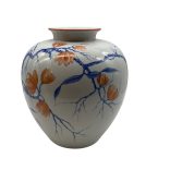 Rosenthal nagyméretű porcelánváza Fritz von Stockmayer japanizáló színes festményével. 1940-es évek