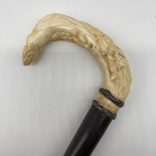 Ébenfa sétapálca elefántcsont nyéllel, erotikus jelenettel 