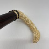 Ébenfa sétapálca elefántcsont nyéllel, erotikus jelenettel 