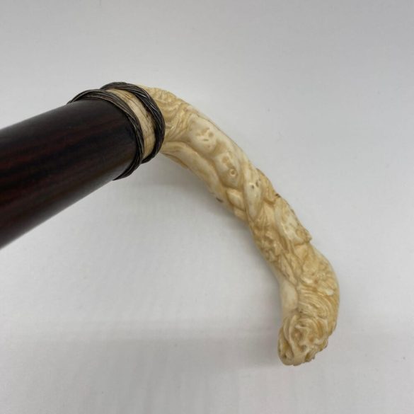 Ébenfa sétapálca elefántcsont nyéllel, erotikus jelenettel 