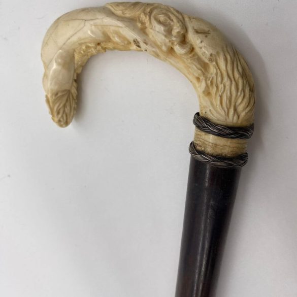 Ébenfa sétapálca elefántcsont nyéllel, erotikus jelenettel 