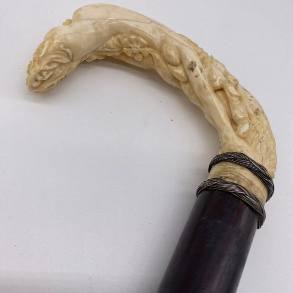 Ébenfa sétapálca elefántcsont nyéllel, erotikus jelenettel 
