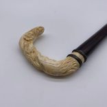 Ébenfa sétapálca elefántcsont nyéllel, erotikus jelenettel 