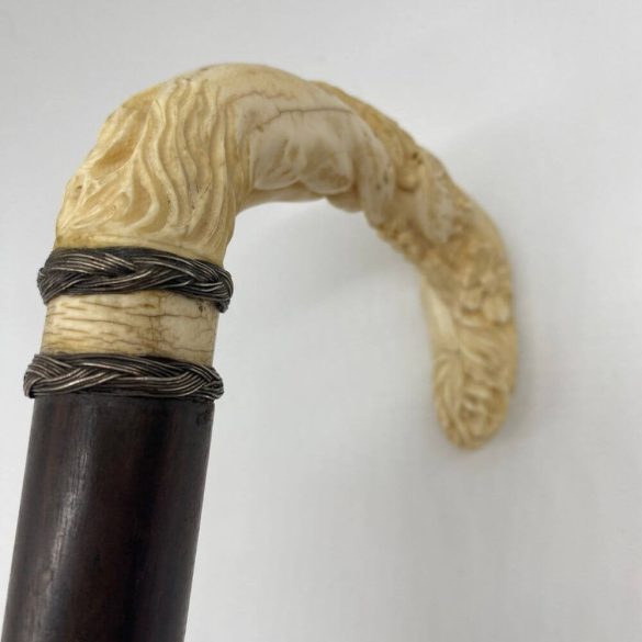 Ébenfa sétapálca elefántcsont nyéllel, erotikus jelenettel 