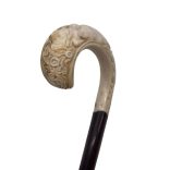 Ébenfa sétapálca elefántcsont nyéllel, erotikus jelenettel, egyik oldalán sima felülettel