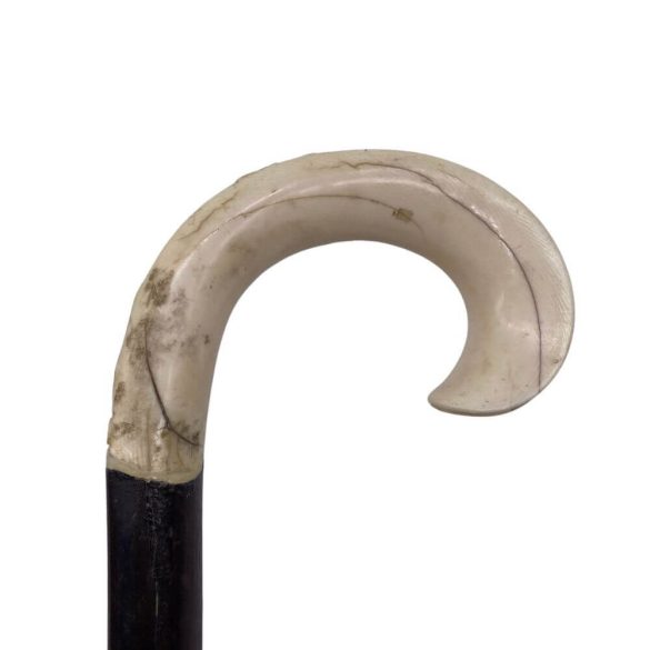 Ébenfa sétapálca elefántcsont nyéllel, erotikus jelenettel, egyik oldalán sima felülettel