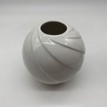 Art deco stílusú fehér porcelán váza 