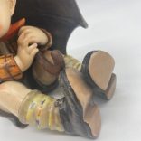 M.I. Hummel esernyős fiú