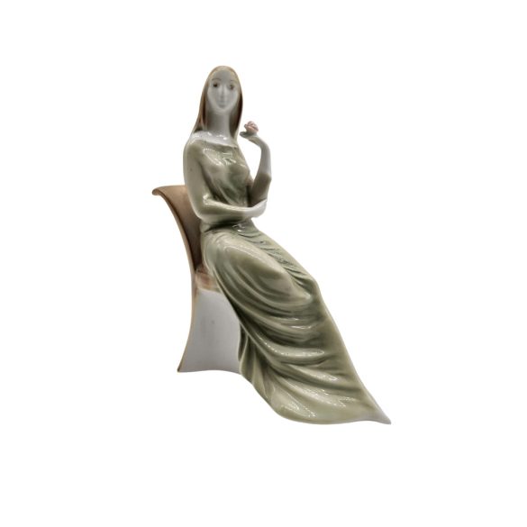 zsolnay zöld ruhás nő porcelán figura